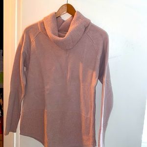 Rose gold sweater excellent condition like new.